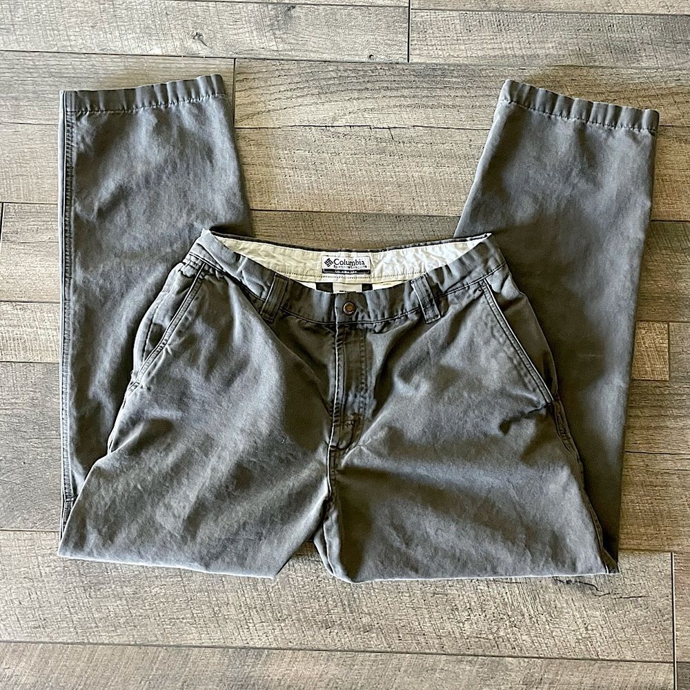 Mens Columbia Gray Jeans. Size 32 in. Waist (Inseam is 28 in.)